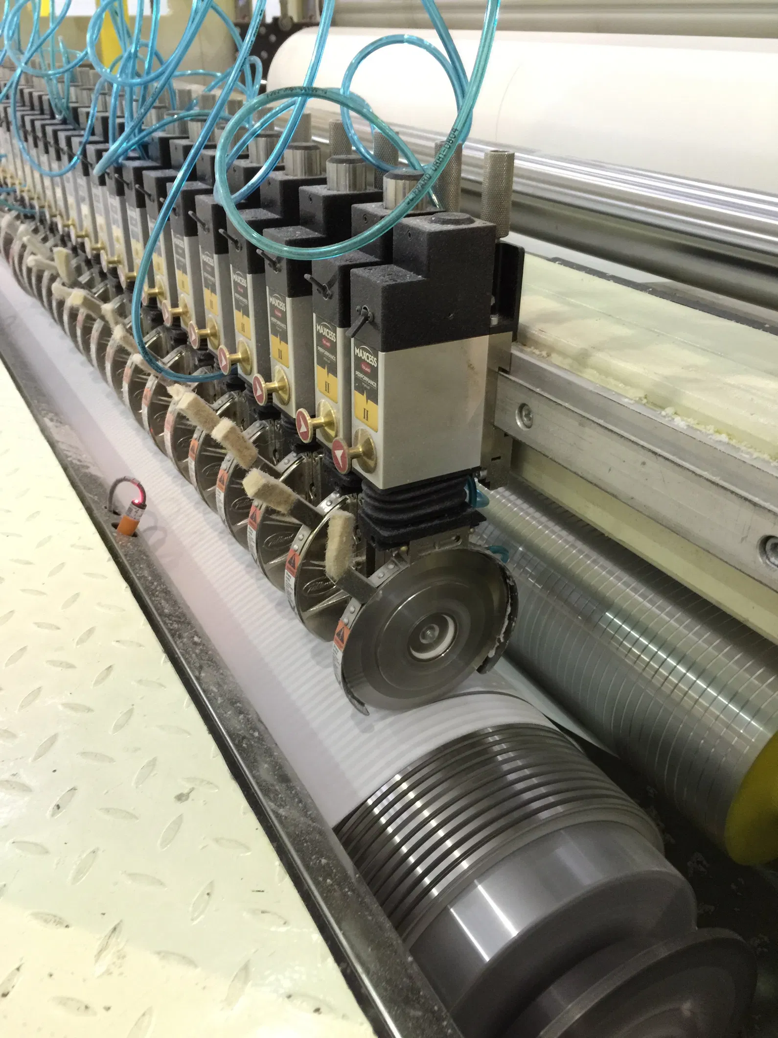 Machine de refente et de rebobinage de bobines mères finies de 1800 mm avec une bonne efficacité 1
