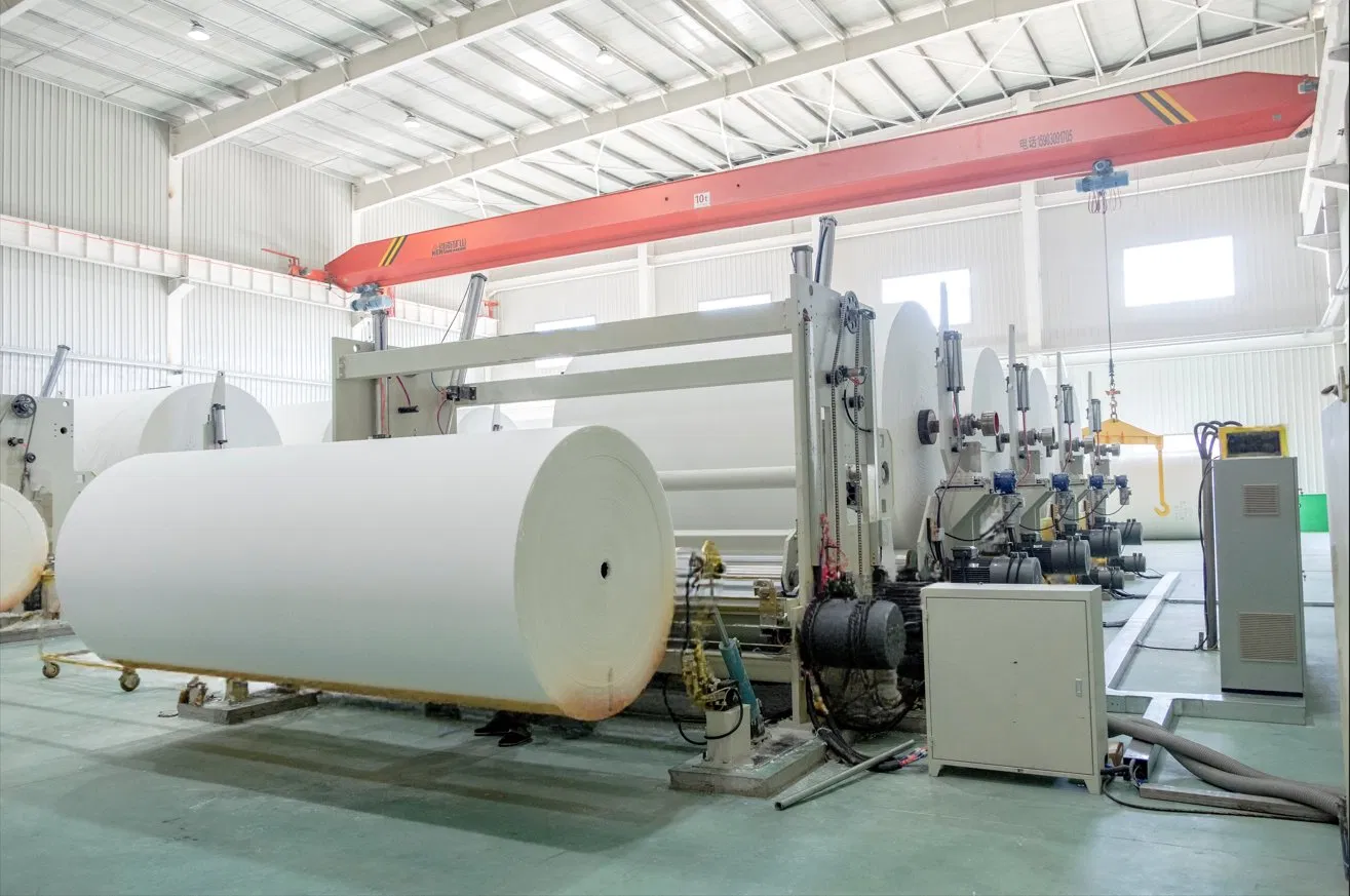 Machine de refente et de rebobinage de bobines mères finies de 1800 mm avec une bonne efficacité 2
