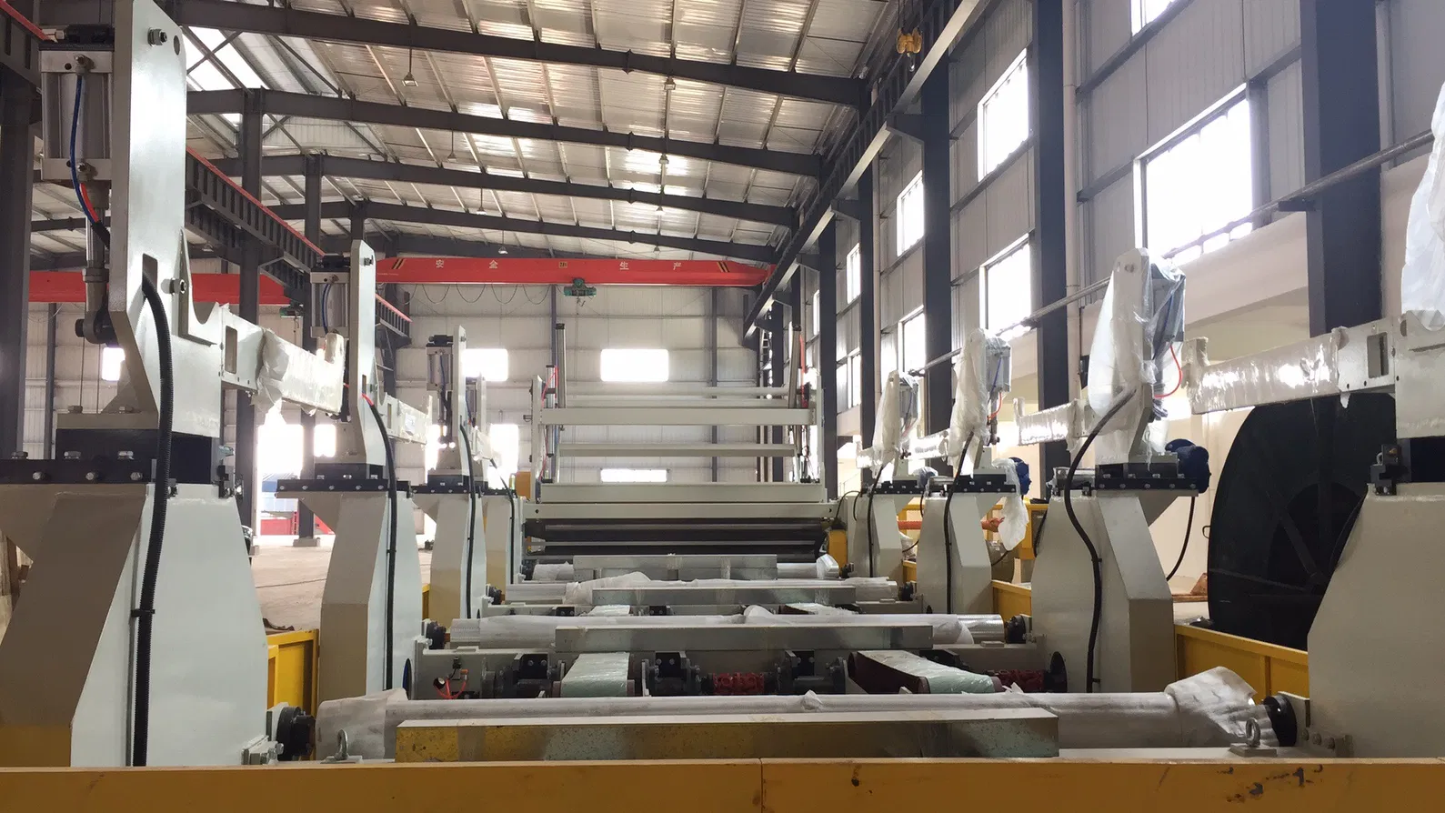 Machine de refente-bobineuse jumbo de grand diamètre 1500 mm pour une production rapide et précise 2